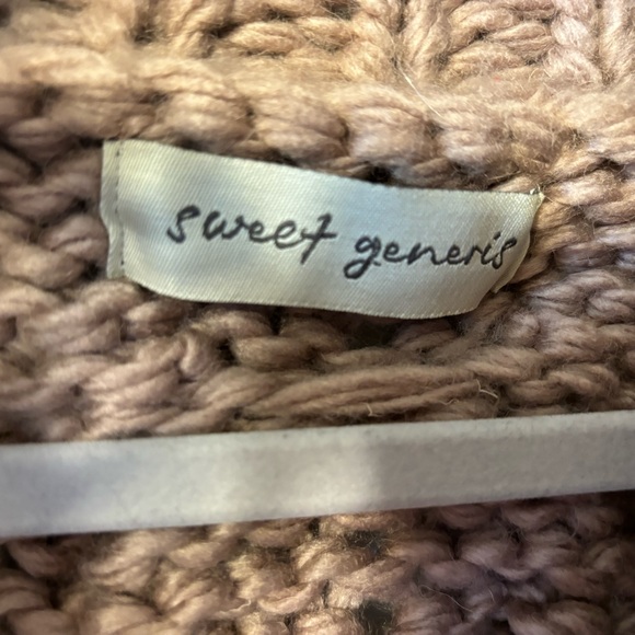 Women’s medium cable knit open front sweater. - Picture 4 of 4